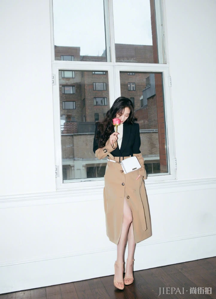 杨幂新造型用卷发搭配西服和半身裙，减龄