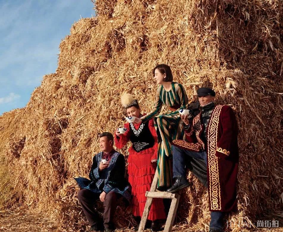 佟丽娅变黑孔雀单靠背影就让人移不开目光