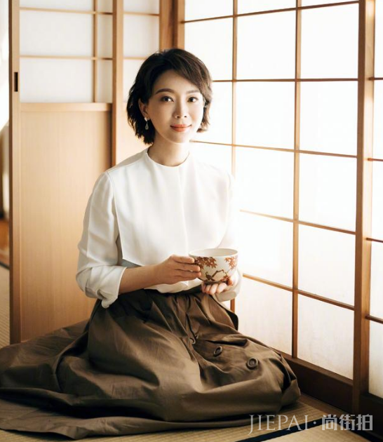 陈数剪了波波头，戴着黑色眼镜框，却意外凸显学者气质