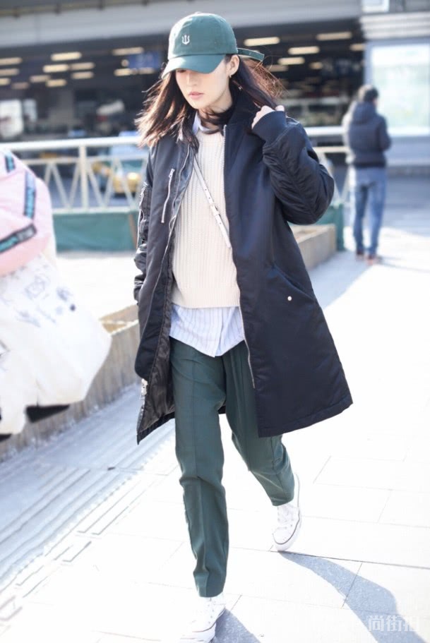 李沁的机场穿搭一向随性,全靠颜值在撑着!