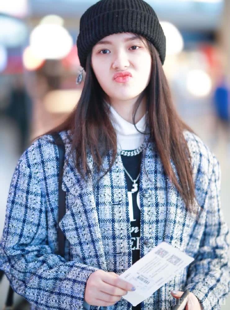 林允外套配格纹9分裤,少女感一下就提升了