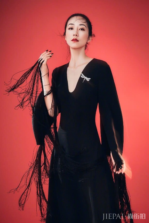 韩雪裙子太宽松把厚实的毛衣塞进去,这才撑起来!