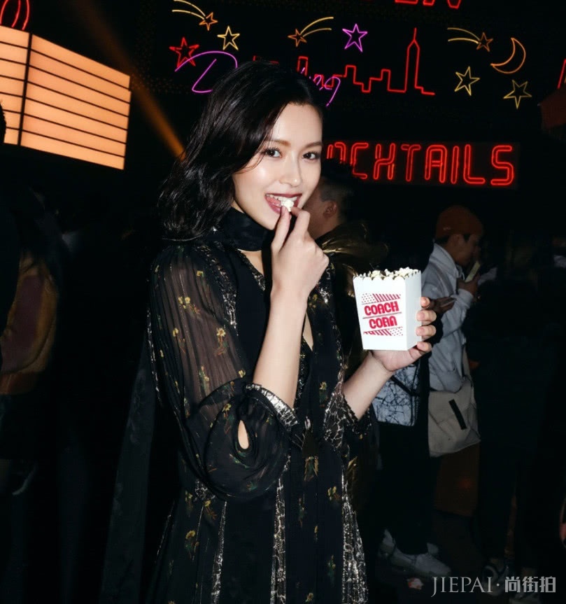 文咏珊“河水裙”上洒满了金粉，都能照出人影来