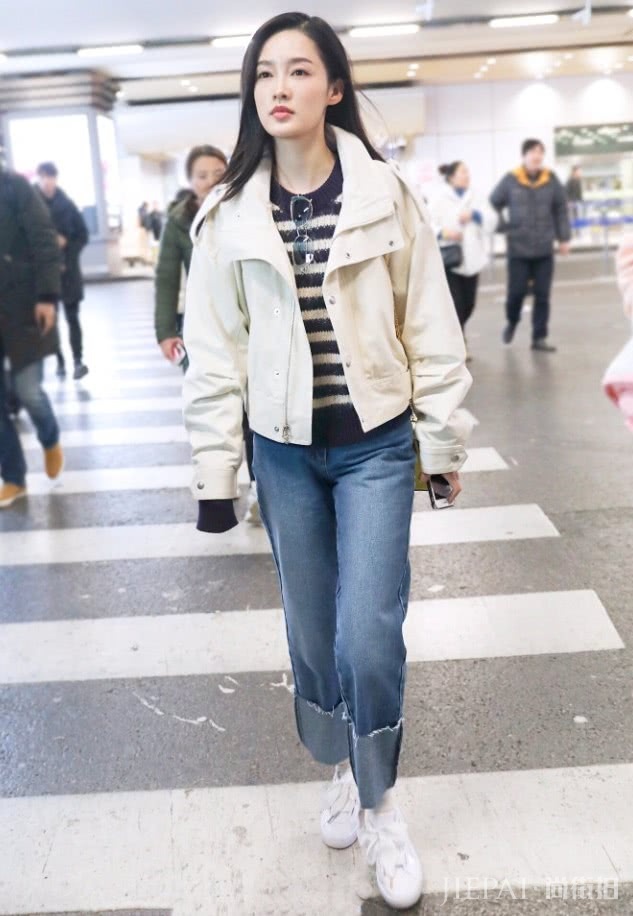 李沁的机场穿搭一向随性,全靠颜值在撑着!