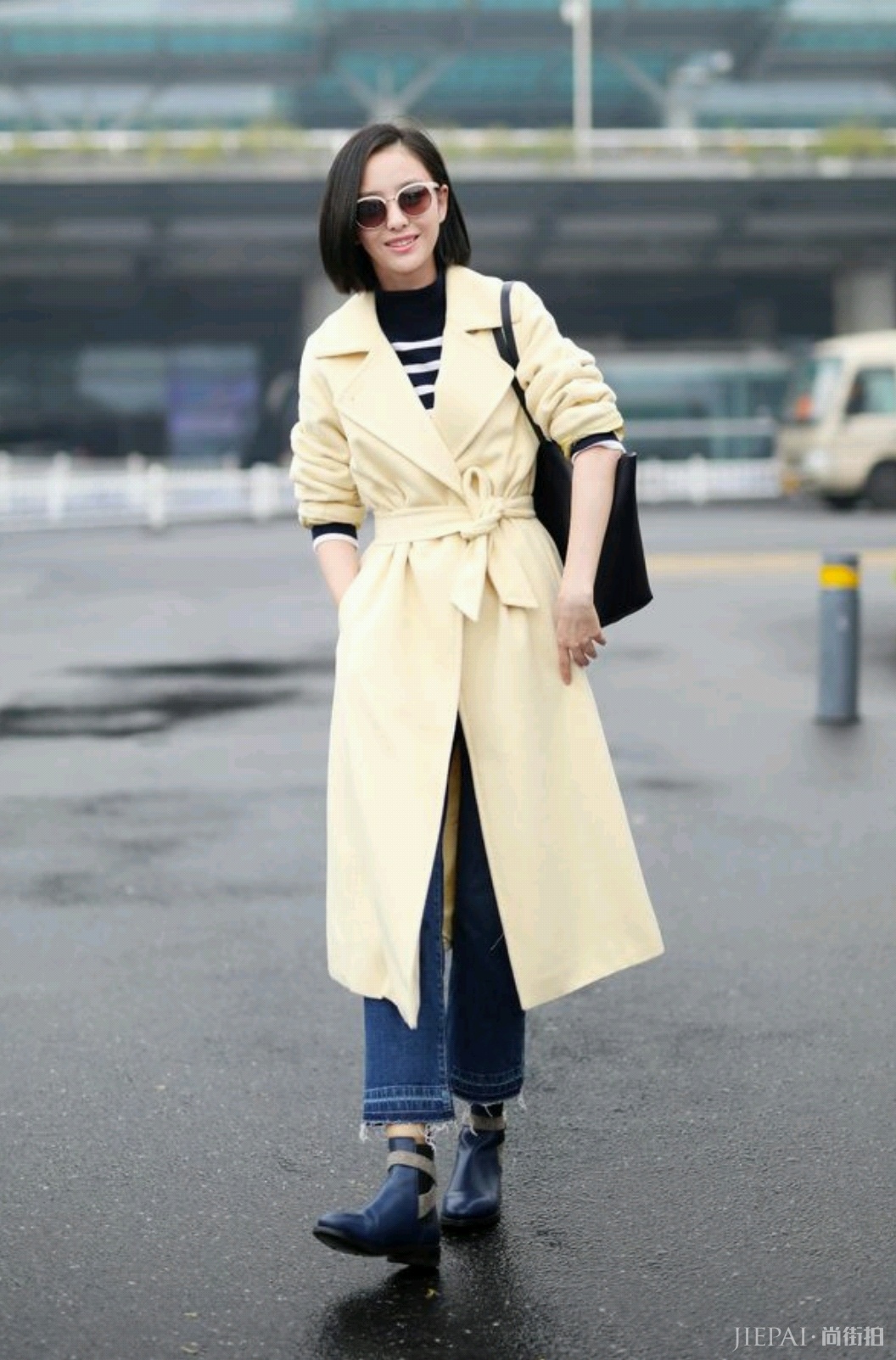 佟丽娅穿无领大衣配牛仔裤让人眼前一亮