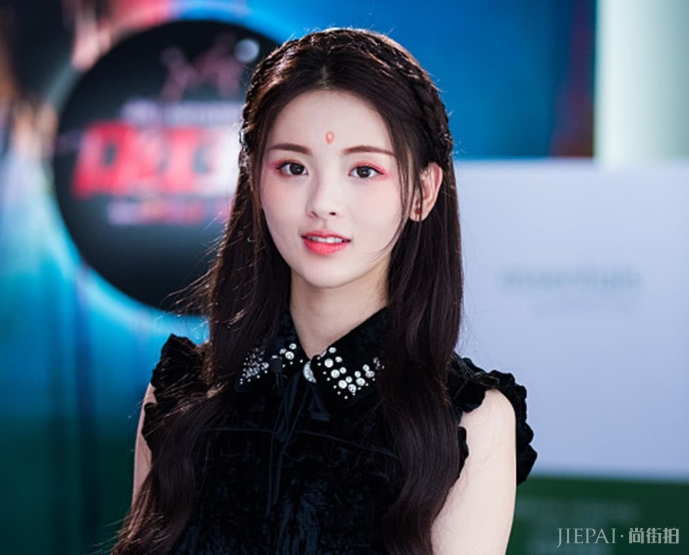 杨超越橙装蓝帽保暖十足,脚踝却“受苦”