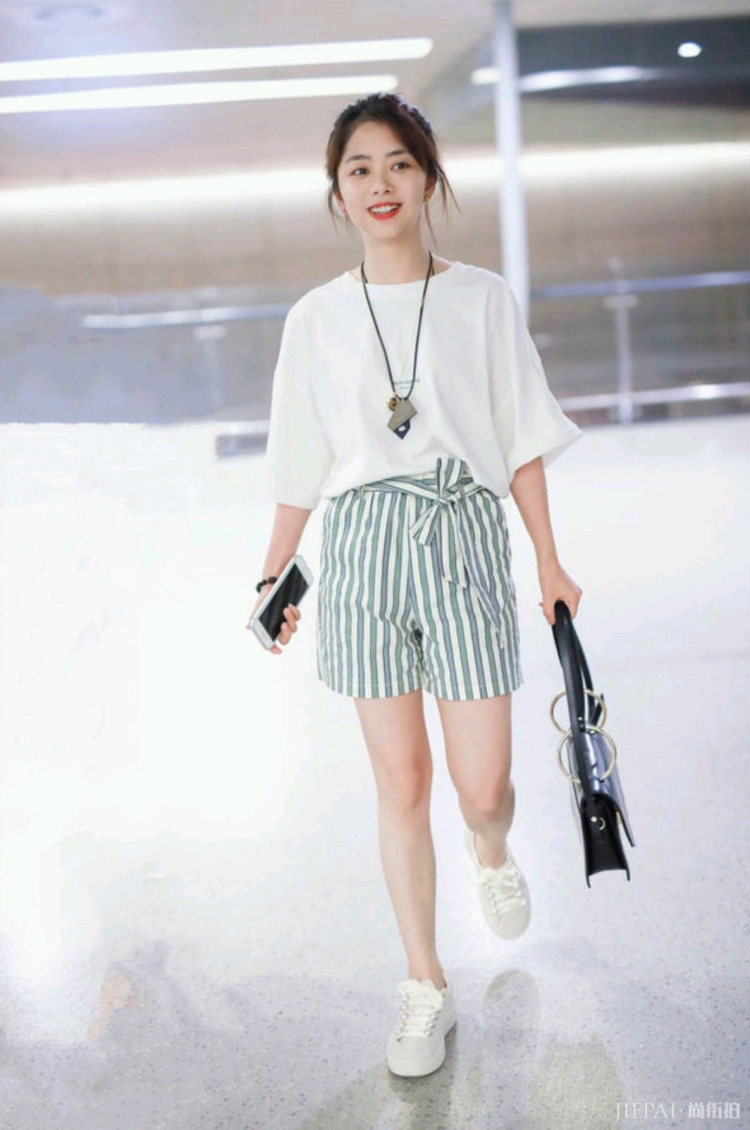 谭松韵连帽卫衣,搭配羽绒服气质出众