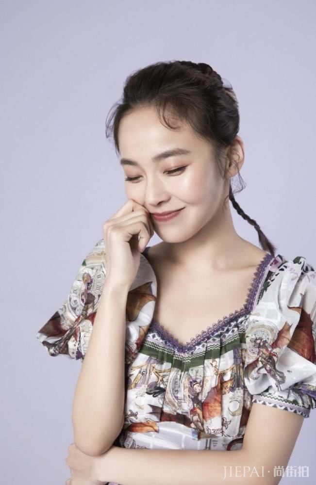 张佳宁印花收腰连衣裙搭配小辫,可爱又俏皮