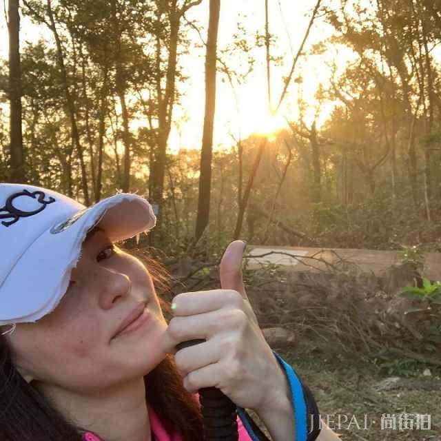 张柏芝爬山归来晒亲子照，与儿子坐在后备箱中