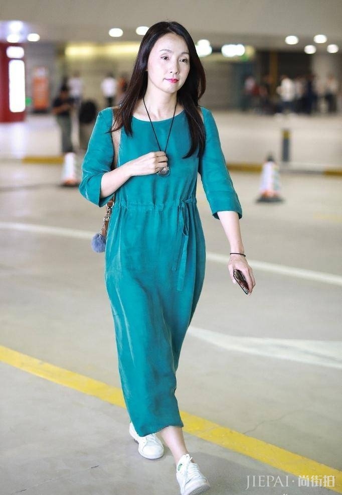 小陶虹羽绒服阔腿裤走机场,还记得当年饰演的“小龙女”吗