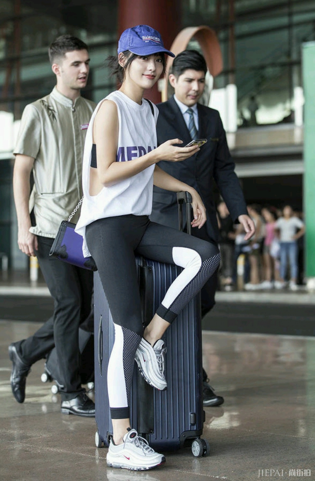 张嘉倪穿撞色卫衣走机场,气场全开!