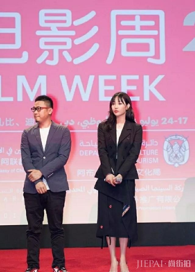 白百何衬衫配花式裙,终于高调一回