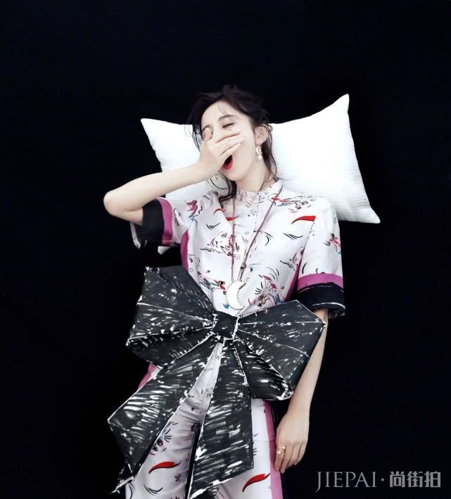 古力娜扎丸子头搭配花朵楚楚动人！