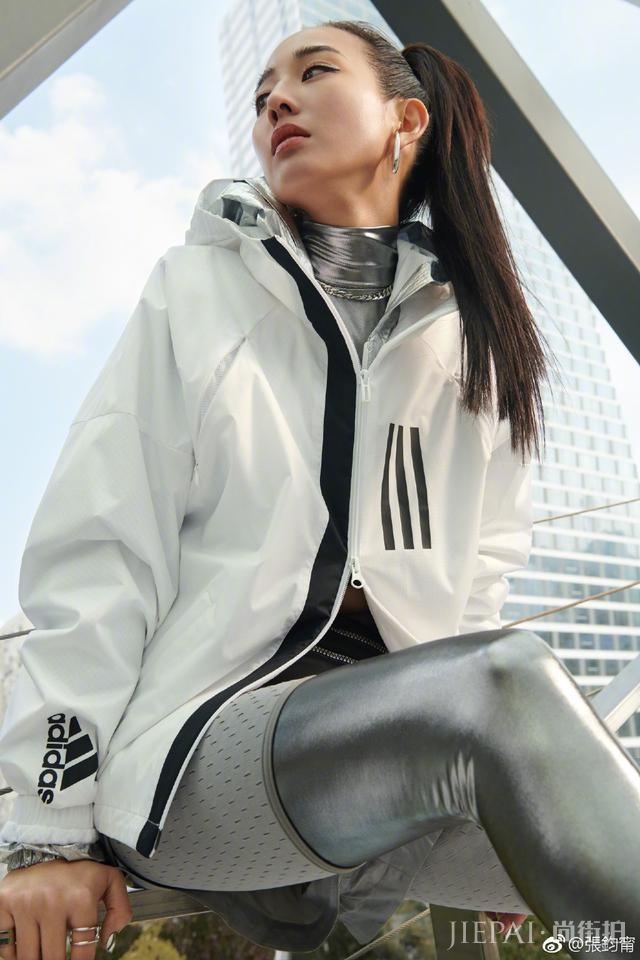 张钧甯贝雷帽搭工装，简单率性，时髦有型！