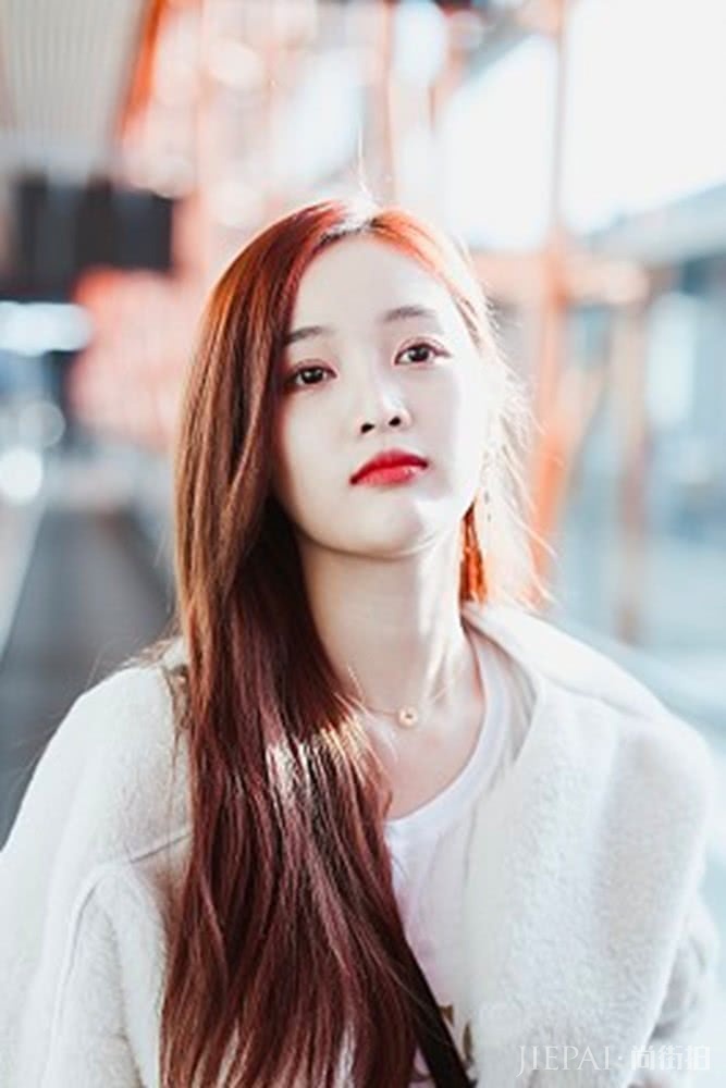 吴宣仪化身“小白熊”年后现身，轻盈穿搭展甜美风范，这是初恋的模样！