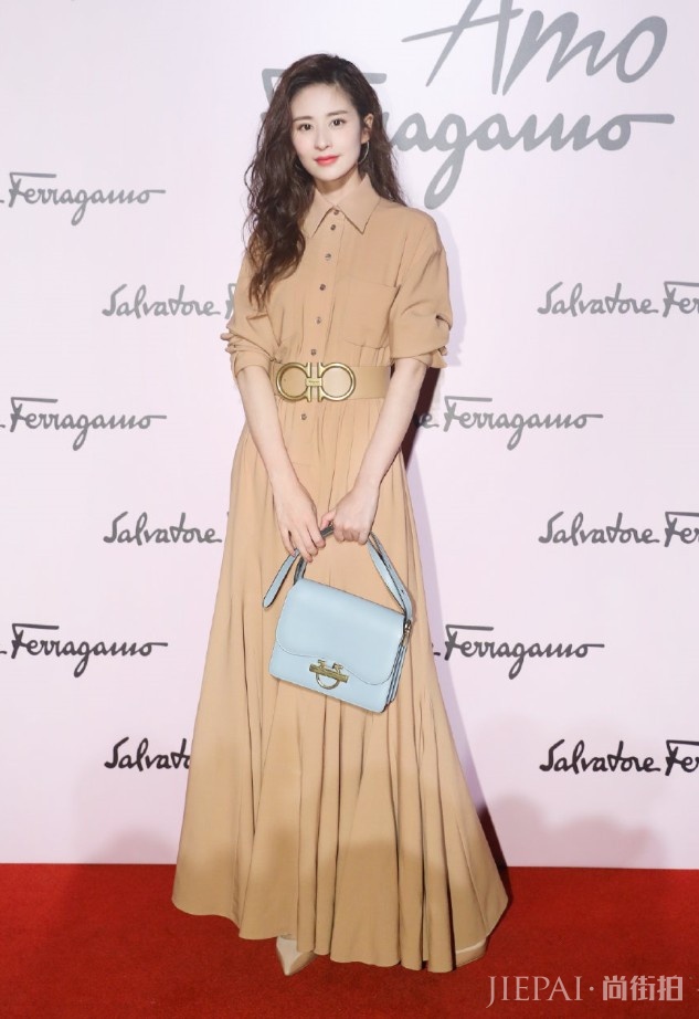 颖儿一身焦糖色休闲套装,显得女人味十足!