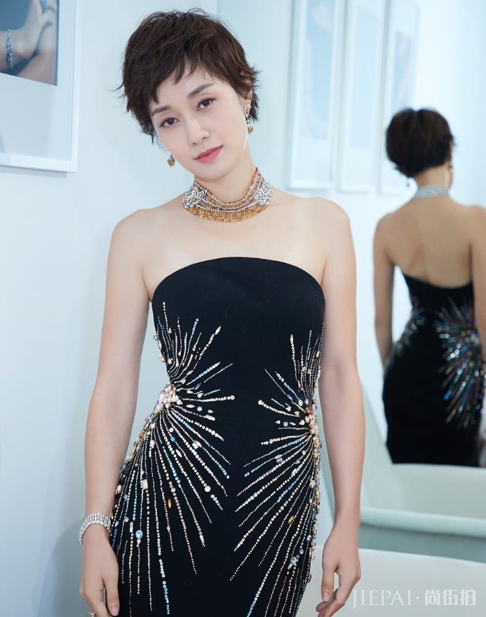 马伊琍才是“太阳女神”,礼裙上有个太阳系?