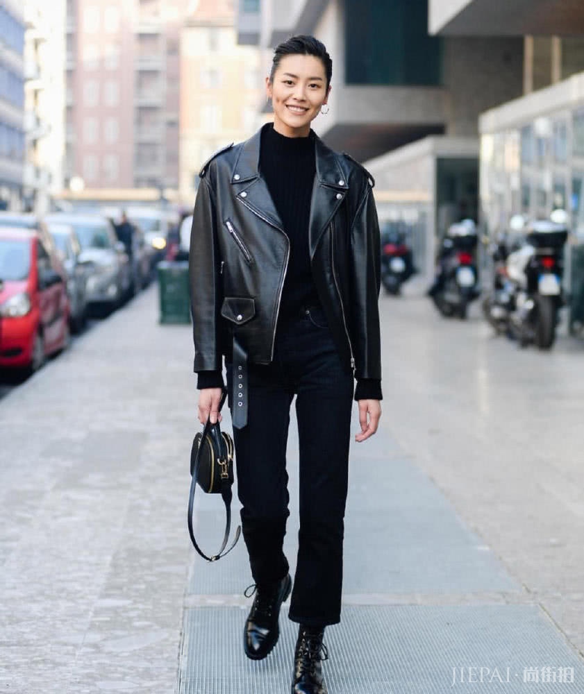刘雯米兰街头穿皮衣牛仔裤，梳大背头太有气场