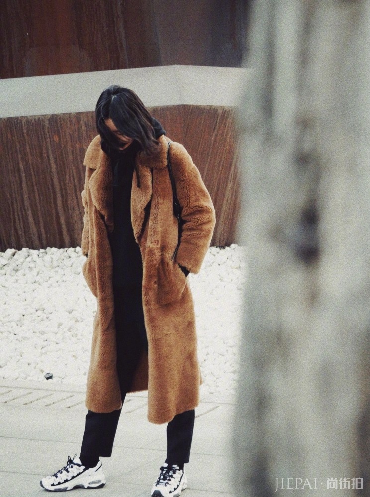 看刘雯穿长款大衣,成熟优雅也可以文艺清新