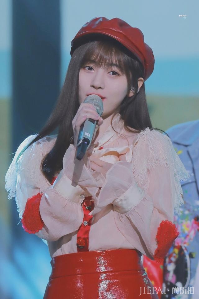 鞠婧祎关晓彤相差同穿红裙，腿长重要性