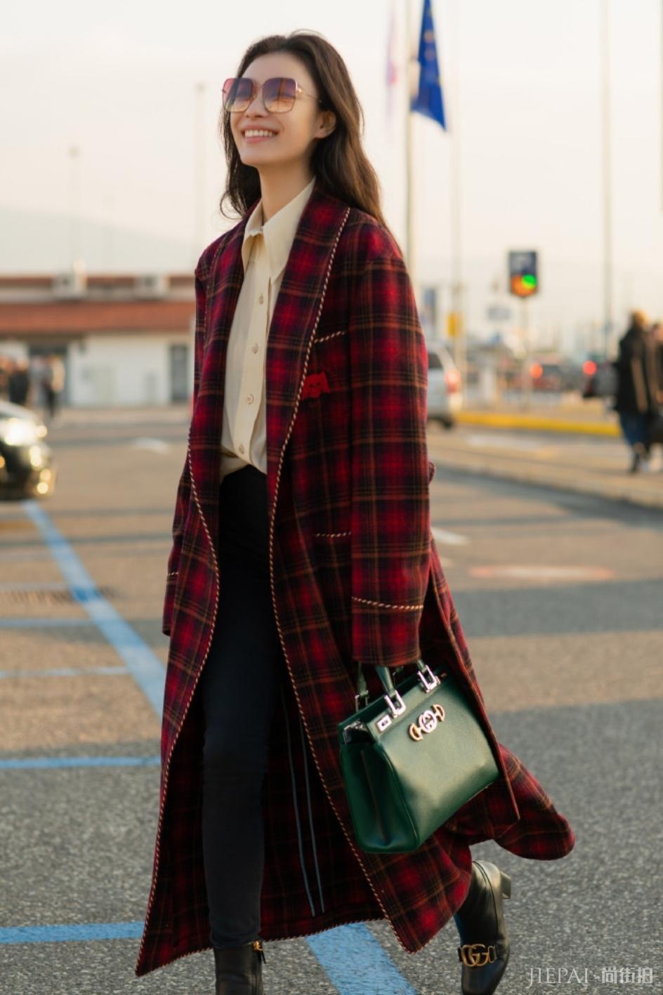 “红配绿”太土?倪妮穿出高级感,刘雯这一身一般人穿贼辣眼