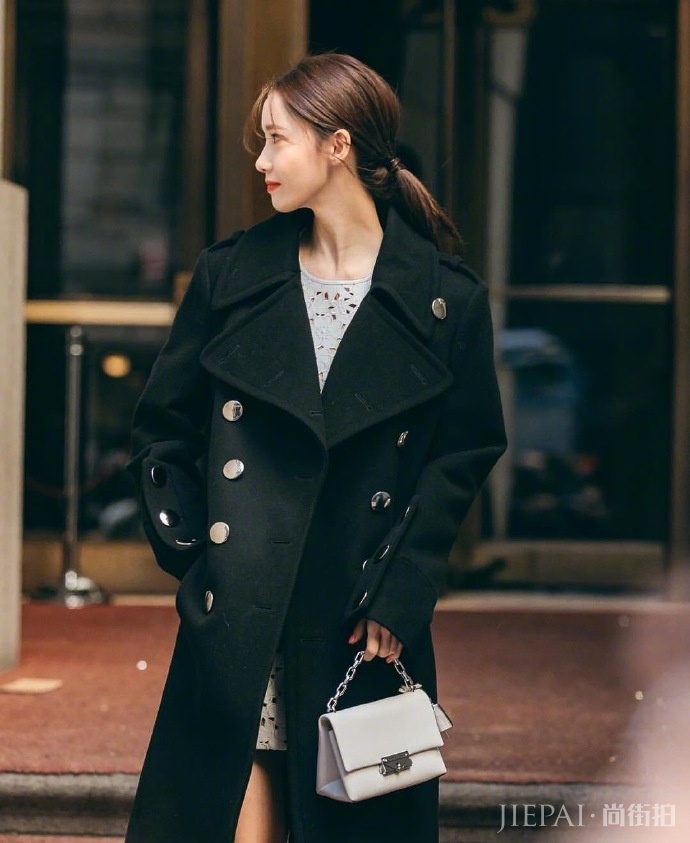 林允儿活脱脱的贵族大小姐,看秀穿的这一身美炸了