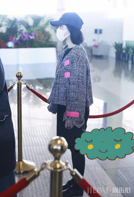 周迅穿小香风夹克配裙子,这套打扮可美了!