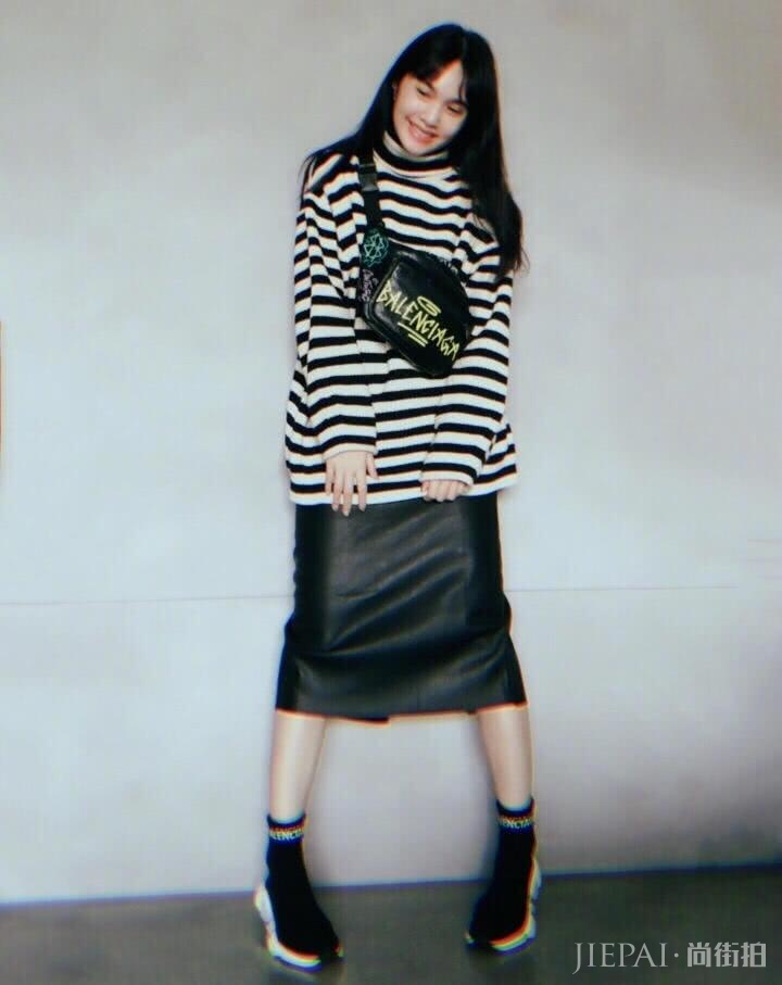 杨丞琳长款毛衣配皮裙,也太会穿了!