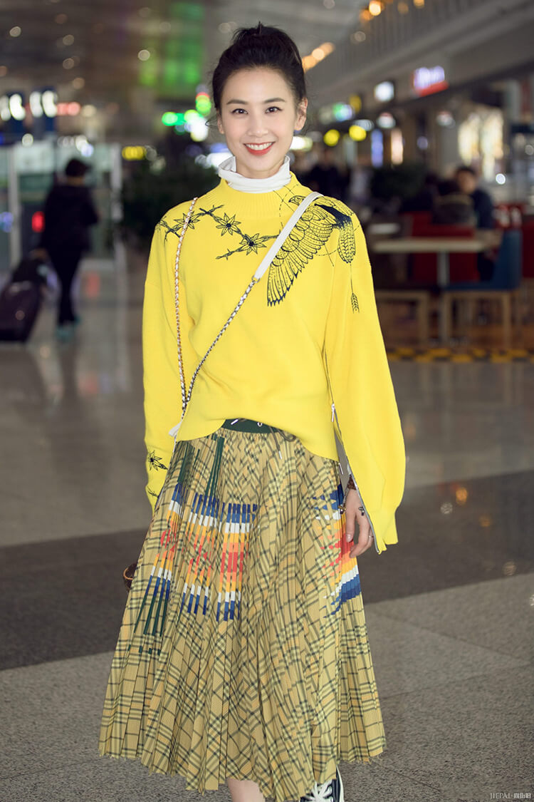 黄圣依黄色毛衣配格纹半裙，最少减龄10岁！