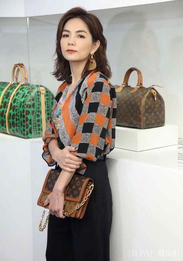 Ella事业家庭都兼顾,穿搭造型上也是相当的赞