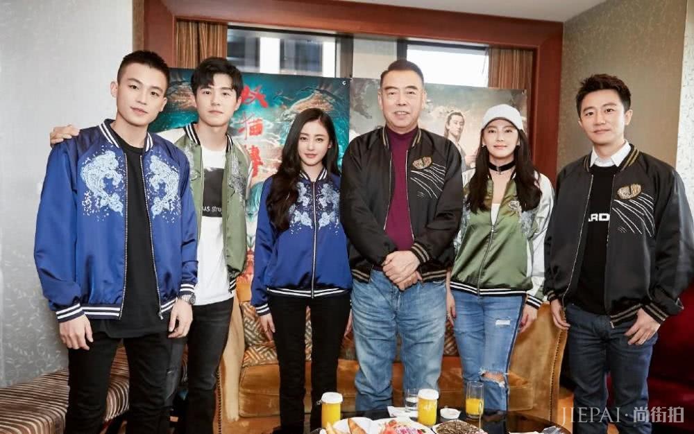 张天爱穿拼接大衣配休闲裤，脚放窗台上霸气十足