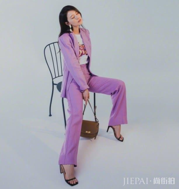 高圆圆原来这么调皮,将眼镜弄成了耳环?