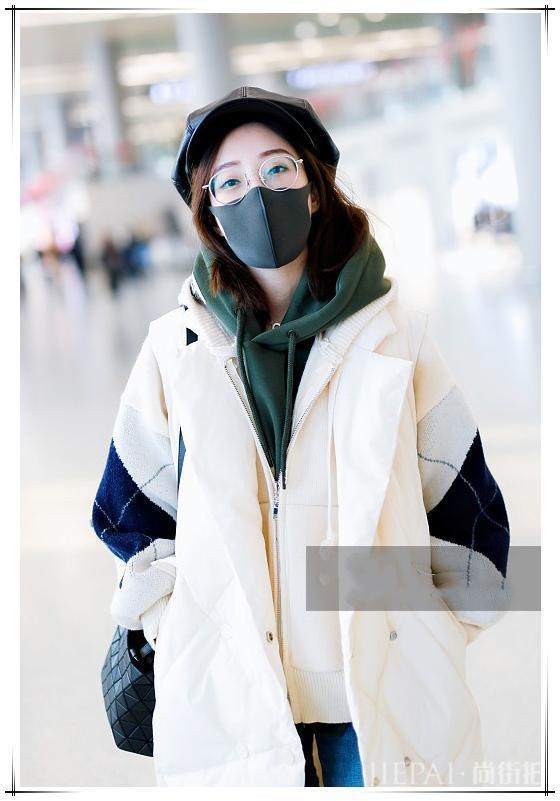 冯提莫终于敢穿长款羽绒服走机场了！