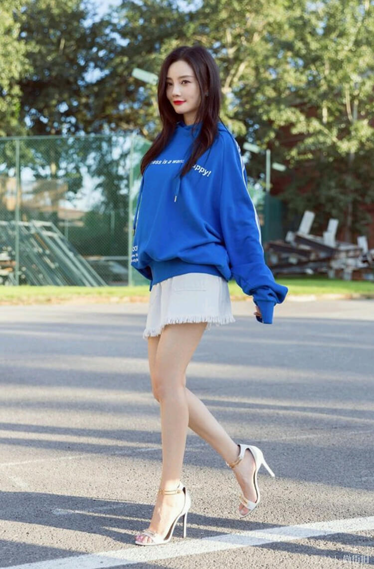 李小璐衬衣配半身裙演绎文艺范,太好看