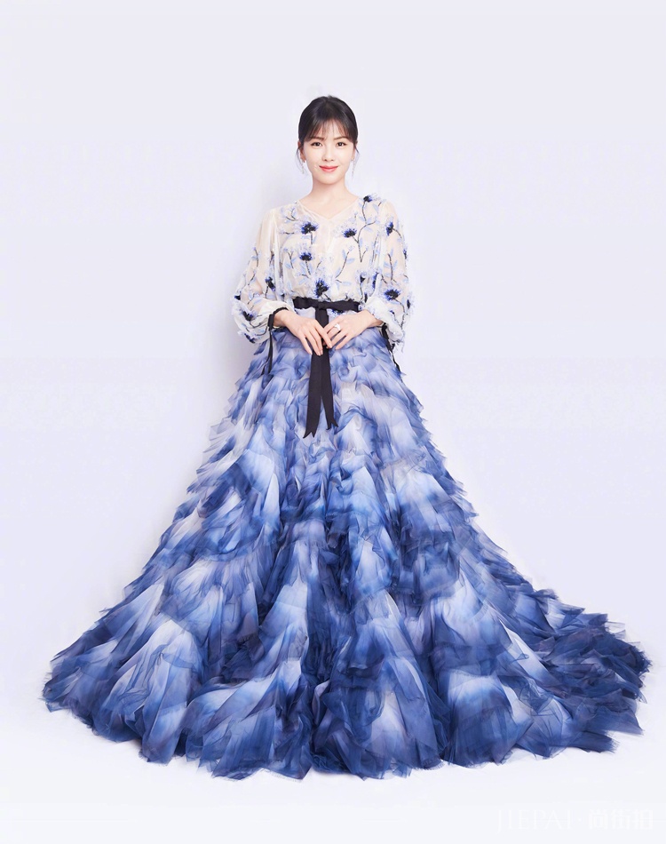 刘涛夹克配牛仔裤解锁新风格，更美了！