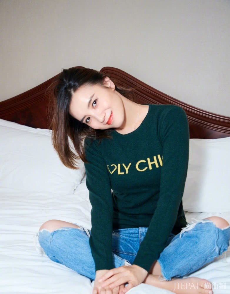 宋佳穿绿色毛衣配皮衣洒脱干练，太有气质了