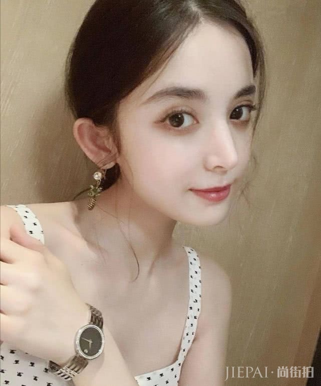 古力娜扎丸子头搭配花朵楚楚动人！