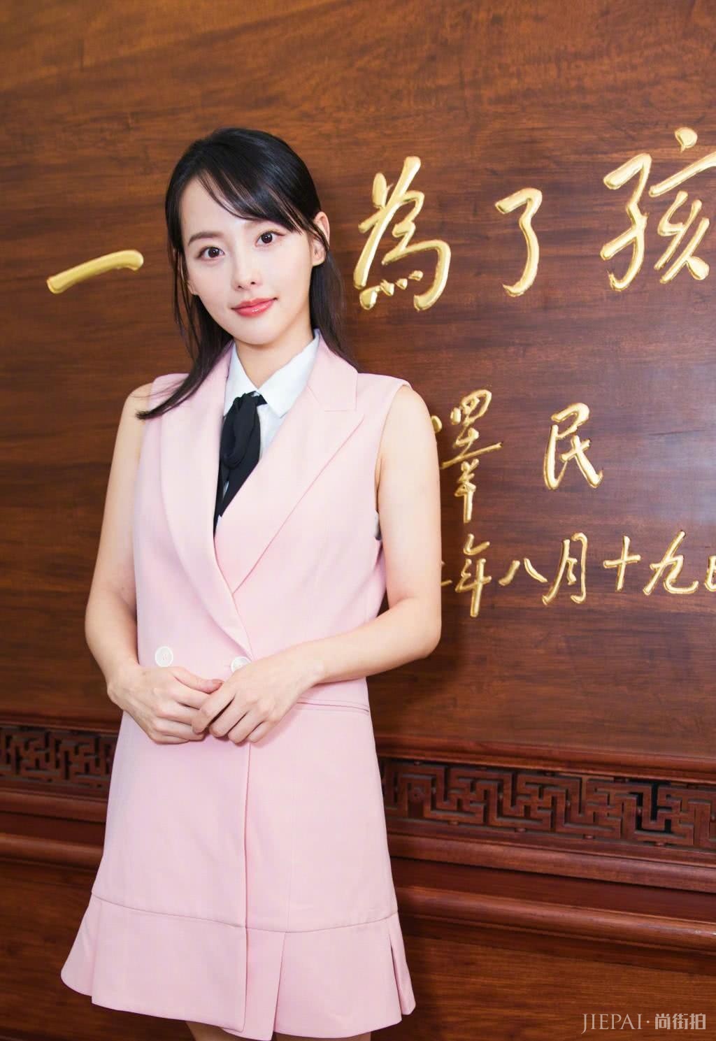 张嘉倪双排扣大衣配宽松休闲裤,同框老公秀恩爱,回头比心超甜蜜