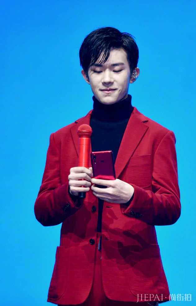 易烊千玺最适合穿“火焰西装”，帅出新高度！