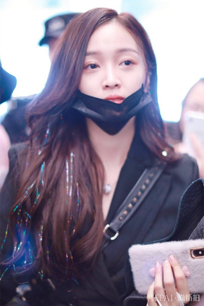 吴宣仪不愧富婆出身,腰上也挂着粗银链子