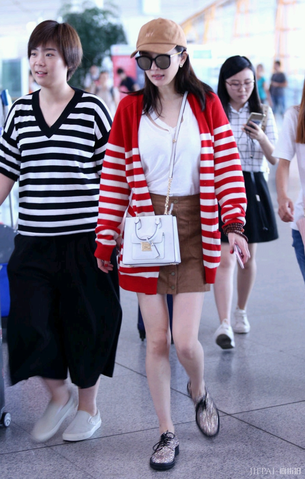 杨幂穿连体裤搭系带鞋走机场，女神又惊艳了