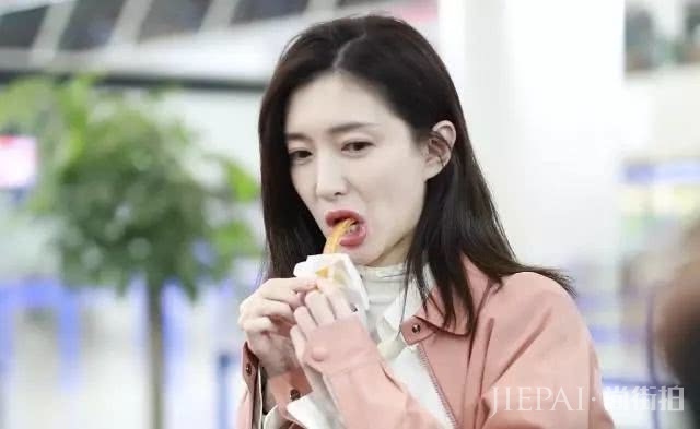 江疏影化身“粉红水蜜桃”，机场狂吃“辣条”，笑成表情包！