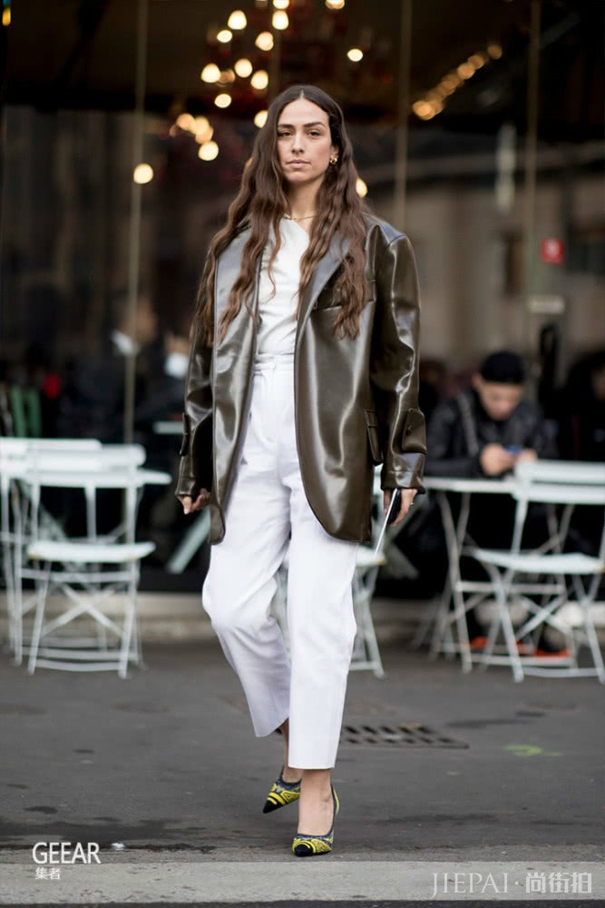 学米兰时装周潮人街拍，让你穿白色系衣服不单调