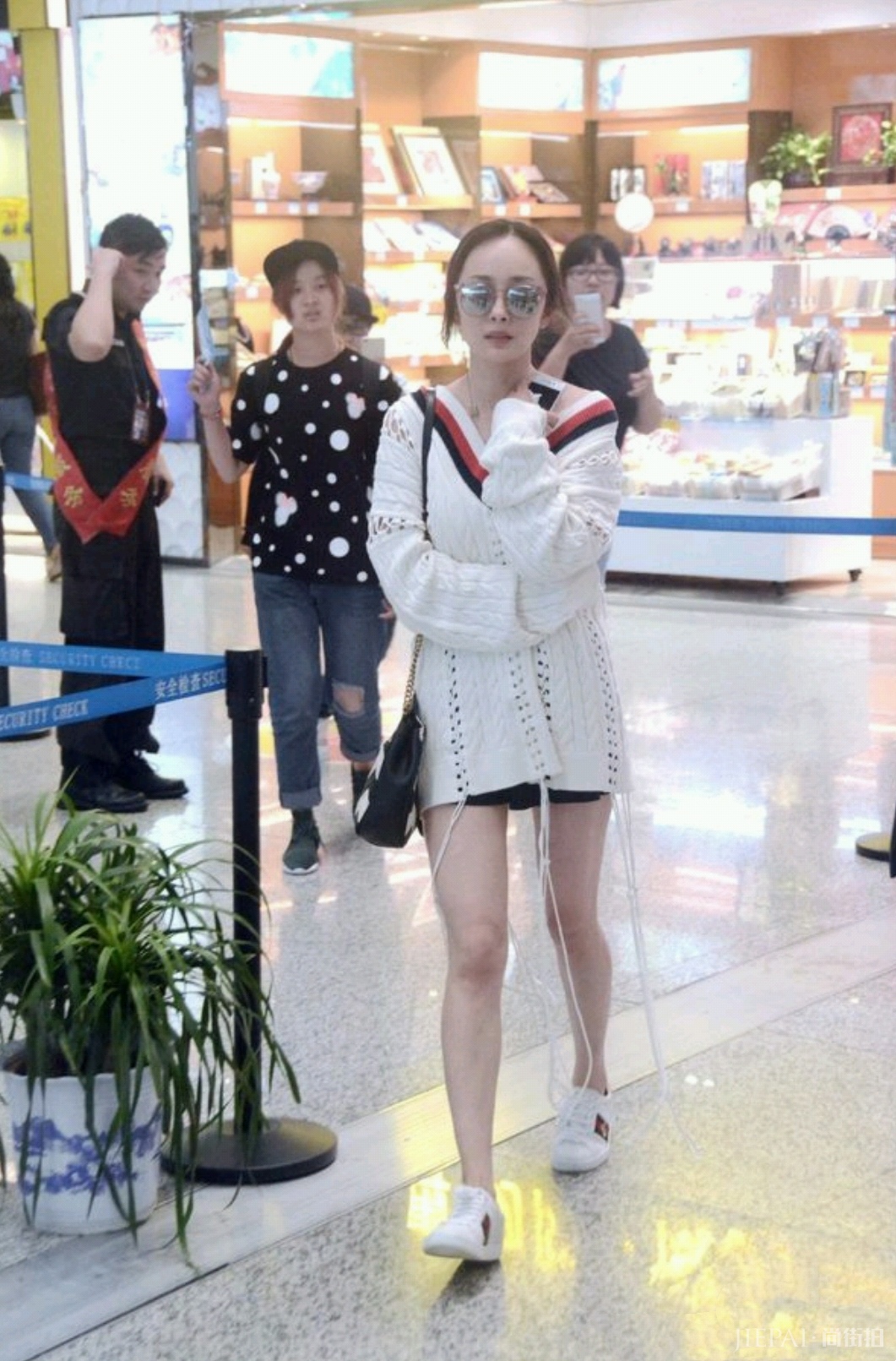 杨幂穿连体裤搭系带鞋走机场，女神又惊艳了