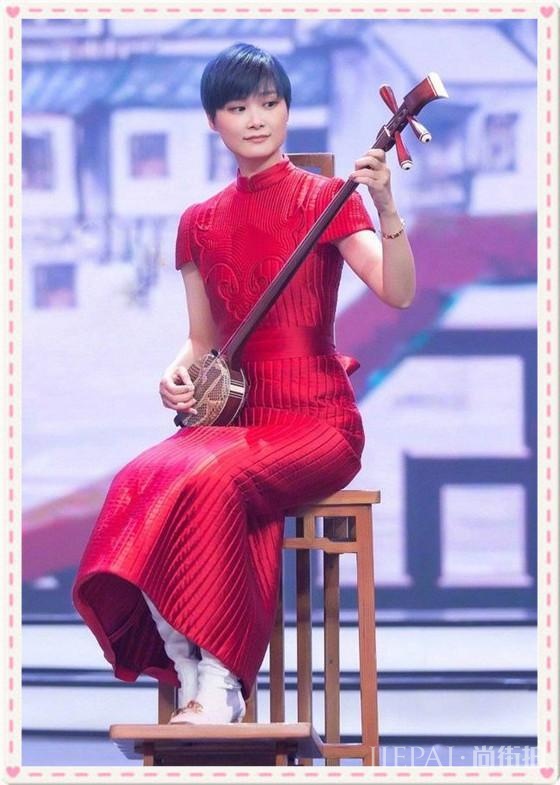 李宇春红裙配白靴妖娆妩媚!