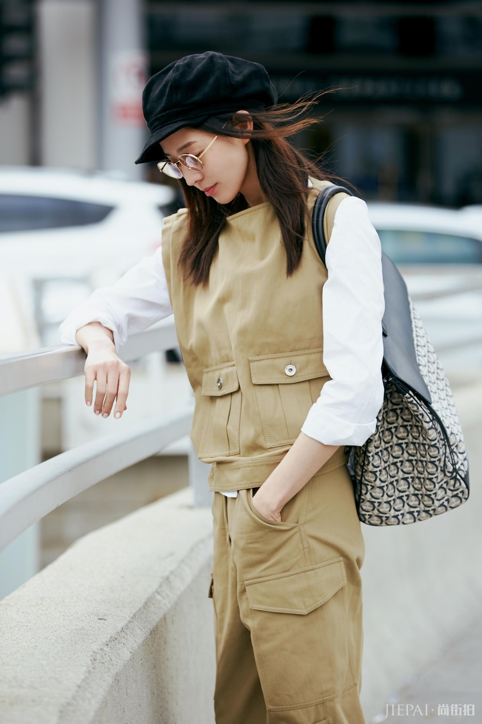 张钧甯启程米兰时装周 简约率性独具文艺气质