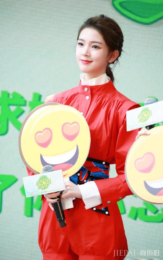 陈瑶一身红衣出席活动,美成全场焦点