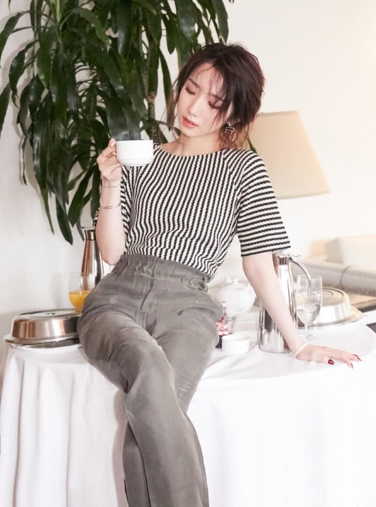 孟美岐穿黑白条纹短袖配灰色裤子,头发凌乱却美得像精灵