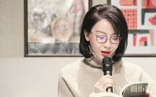 陈数剪了波波头，戴着黑色眼镜框，却意外凸显学者气质