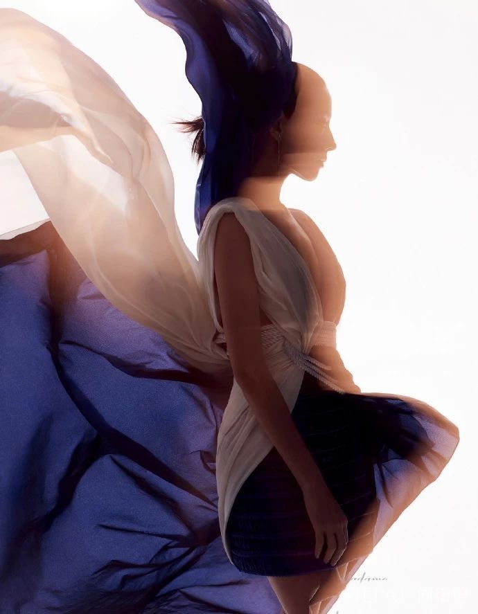 董洁长腿和小蛮腰暴露功底，衣品直线上升